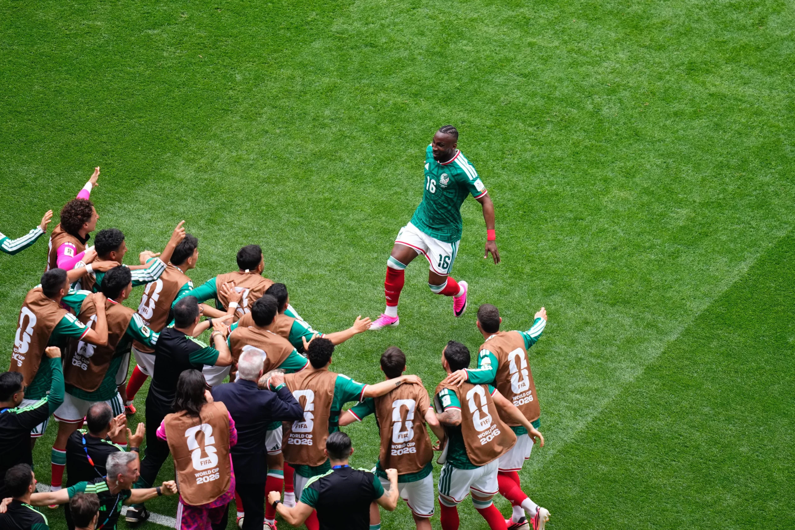 México arrancó con el pie derecho y venció 2-0 a Sudáfrica en el comienzo del Mundial