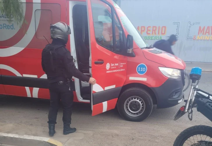 Un policía le salvó la vida a un bebé que se estaba ahogando en Chimbas