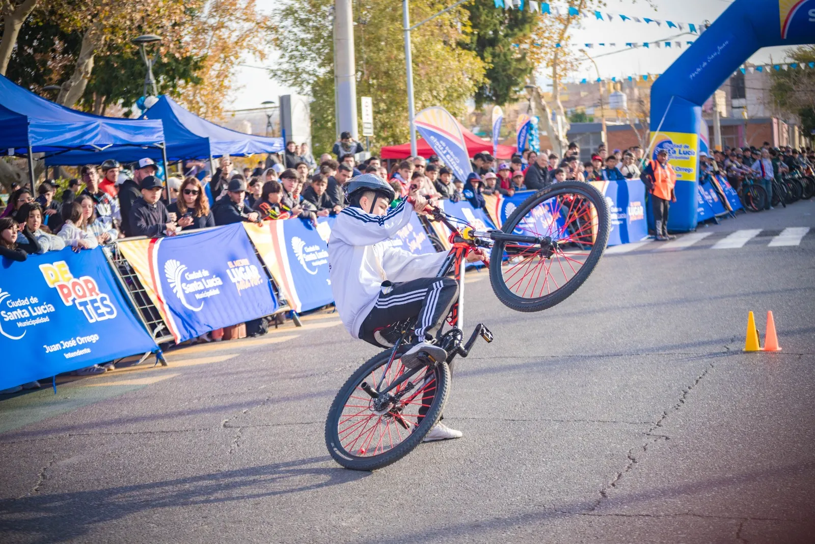 Más de 300 jóvenes participaron de una multitudinaria jornada de Stunt Bike en Santa Lucía