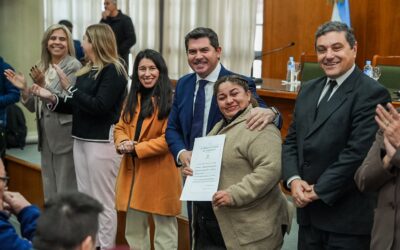 Orrego entregó 118 escrituras y destacó el avance del proceso de regularización de viviendas