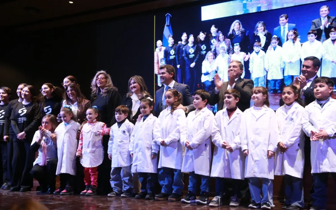 Orrego destacó los avances educativos y entregó el Sello “Compromiso por la Alfabetización” a 23 instituciones