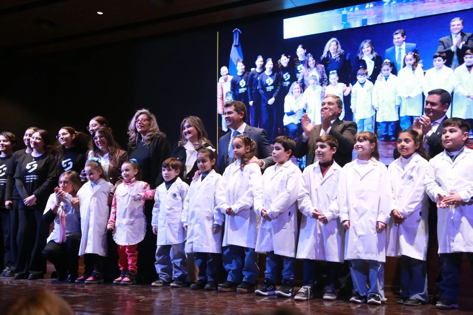 Orrego destacó los avances educativos y entregó el Sello “Compromiso por la Alfabetización” a 23 instituciones