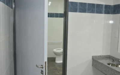 Investigan el hallazgo de restos fetales en el baño de una escuela de Rivadavia