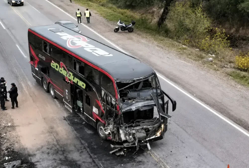 Un colectivo de la empresa sanjuanina 20 de Junio chocó contra un camión en Salta: un muerto y varios heridos