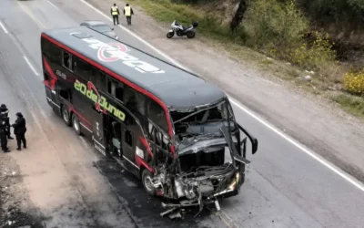 Un colectivo de la empresa sanjuanina 20 de Junio chocó contra un camión en Salta: un muerto y varios heridos