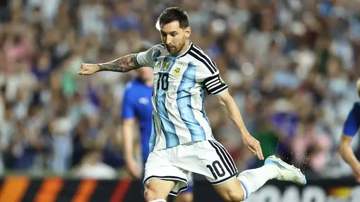 Con una actuación estelar de Messi, Argentina derrotó 3-0 a Argelia