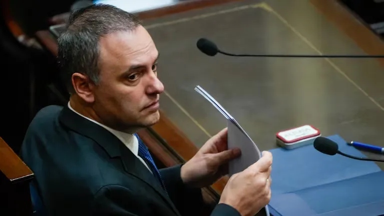 Manuel Adorni presentó su renuncia como jefe de Gabinete