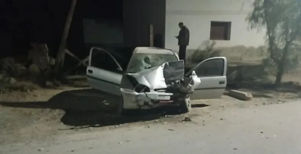Jáchal: un policía sufrió graves fracturas tras chocar contra un cartel de OSSE y permanece en terapia intensiva