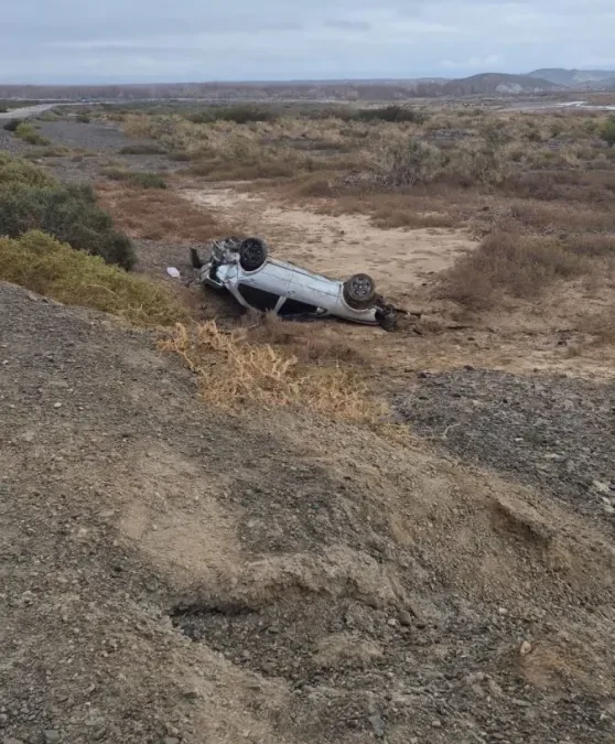 Volcó y cayó a un barranco cerca del Dique Cuesta del Viento: salvó su vida de milagro