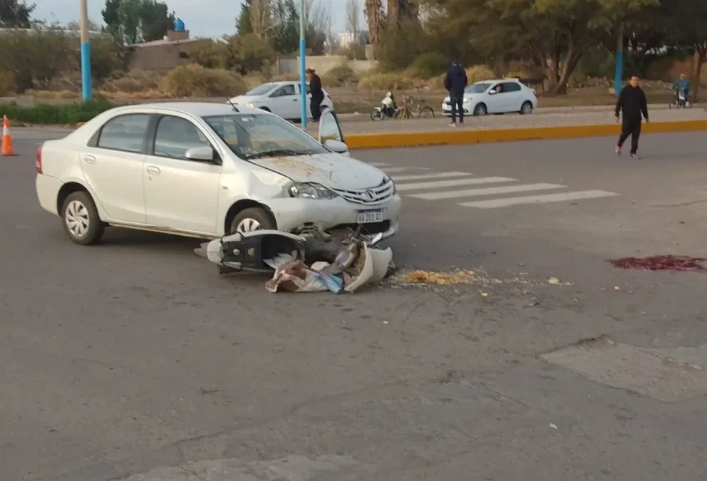 Fuerte choque entre un auto y una moto en Jáchal: un hombre sufrió heridas graves y fue hospitalizado