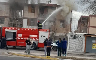 Un voraz incendio destrozó un departamento en el barrio Aramburu y sospechan si fue intencional