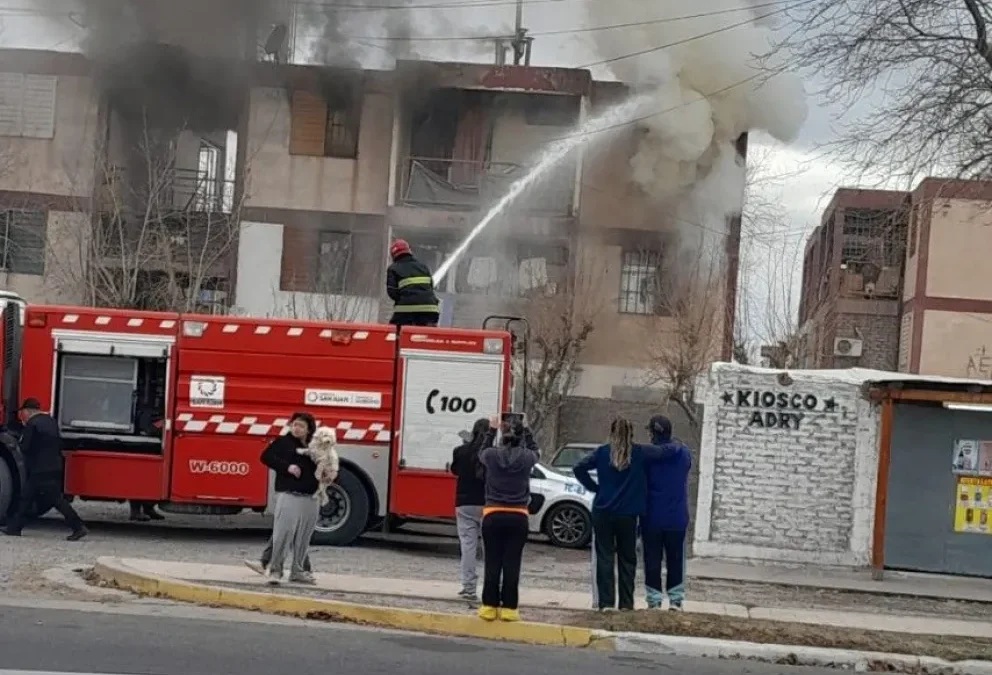 Un voraz incendio destrozó un departamento en el barrio Aramburu y sospechan si fue intencional