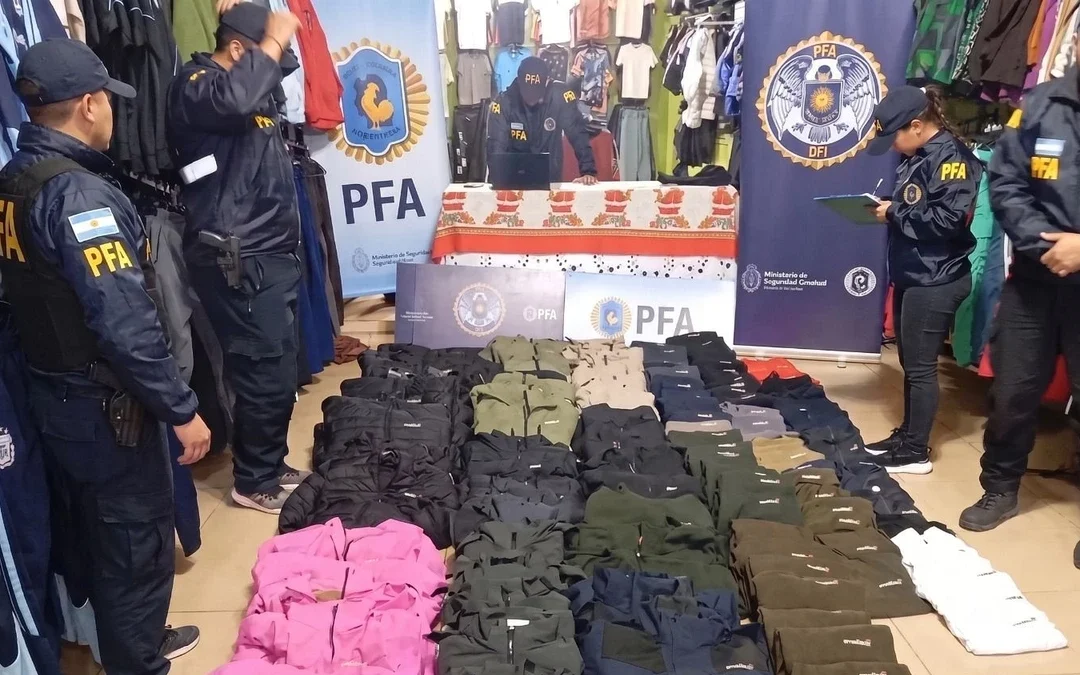 La Policía Federal secuestró más de 120 prendas de ropa trucha con la marca Ansilta en distintos departamentos de San Juan