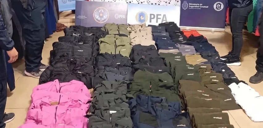 La Policía Federal secuestró más de 120 prendas de ropa trucha con la marca Ansilta en distintos departamentos de San Juan