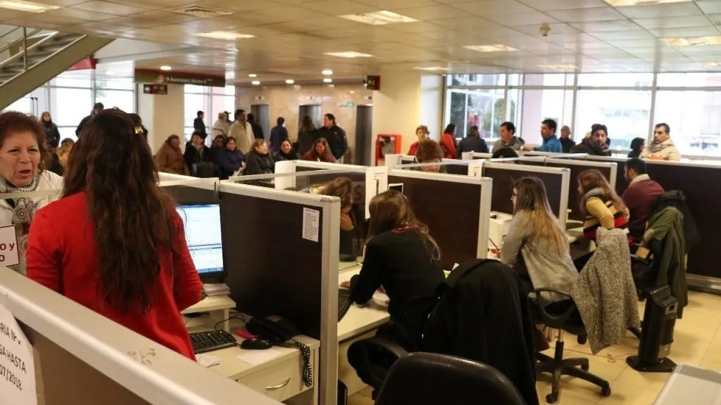 El Gobierno y UPCN acordaron un aumento salarial del 8% en dos tramos para los estatales