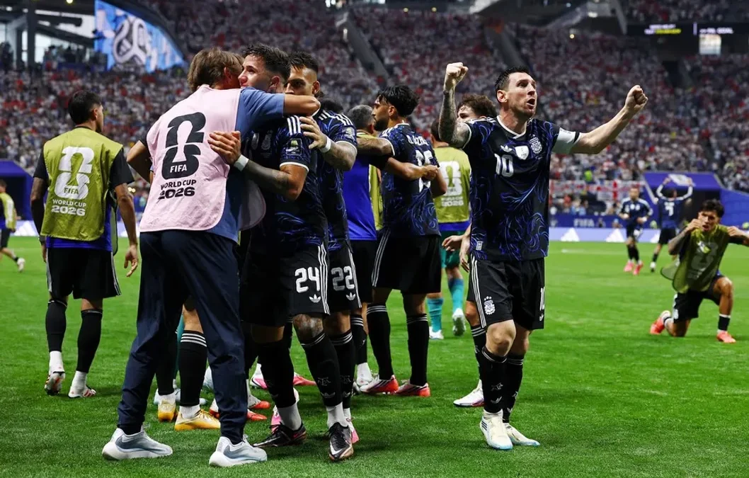 ¡Somos finalistas otra vez! En un gran partido, Argentina venció a Inglaterra y jugará el domingo contra España