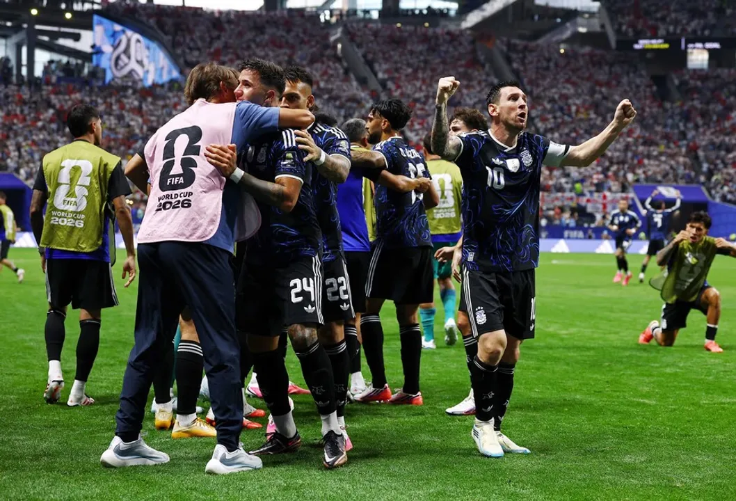¡Somos finalistas otra vez! En un gran partido, Argentina venció a Inglaterra y jugará el domingo contra España