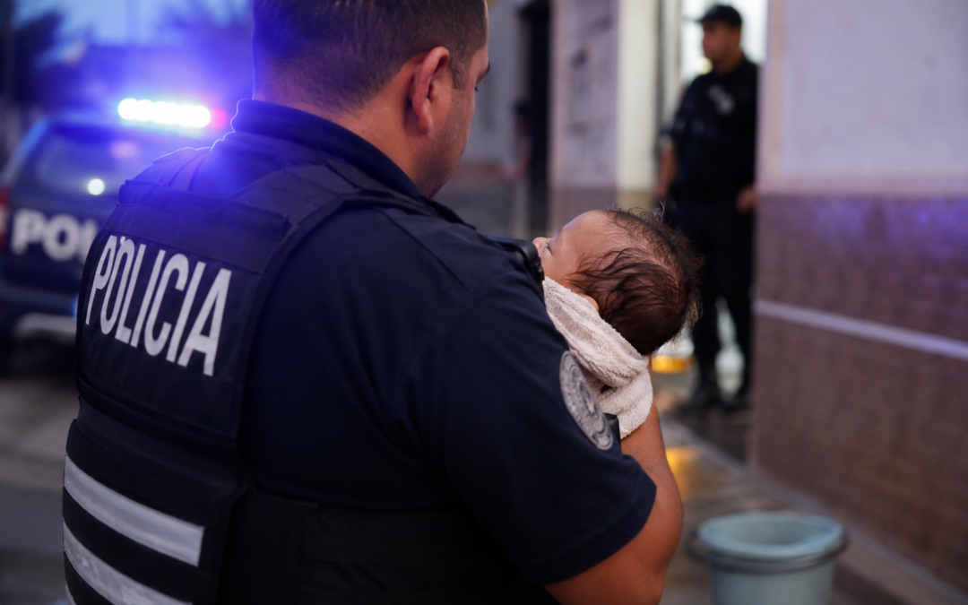 Policías salvaron la vida de un bebé que cayó dentro de un balde con agua en Capital