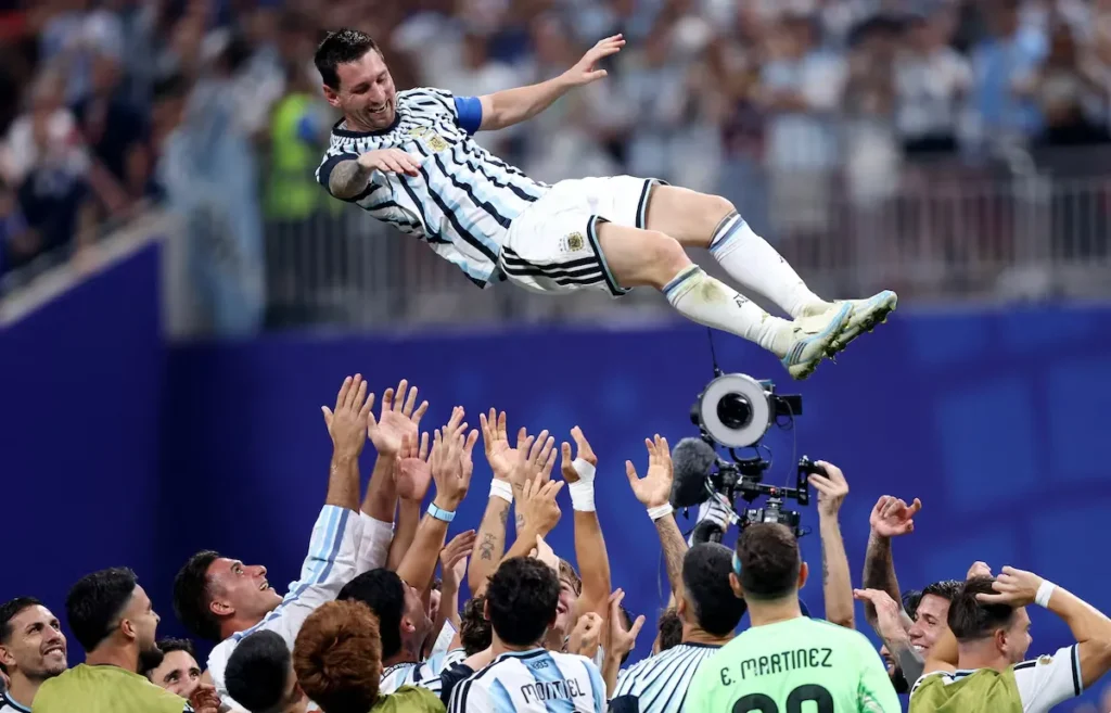 Argentina remontó y venció 3-2 a Egipto en otro partido para el infarto