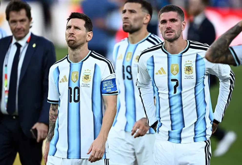 La Selección vuela hacia Argentina, pero sin Messi ni De Paul