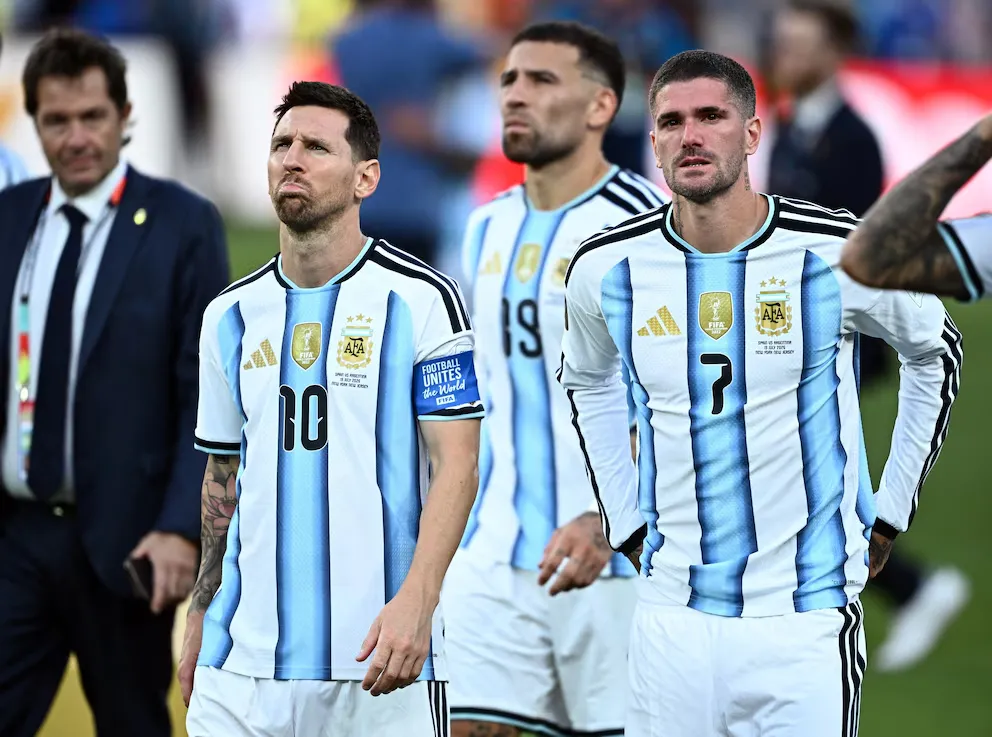 La Selección vuela hacia Argentina, pero sin Messi ni De Paul
