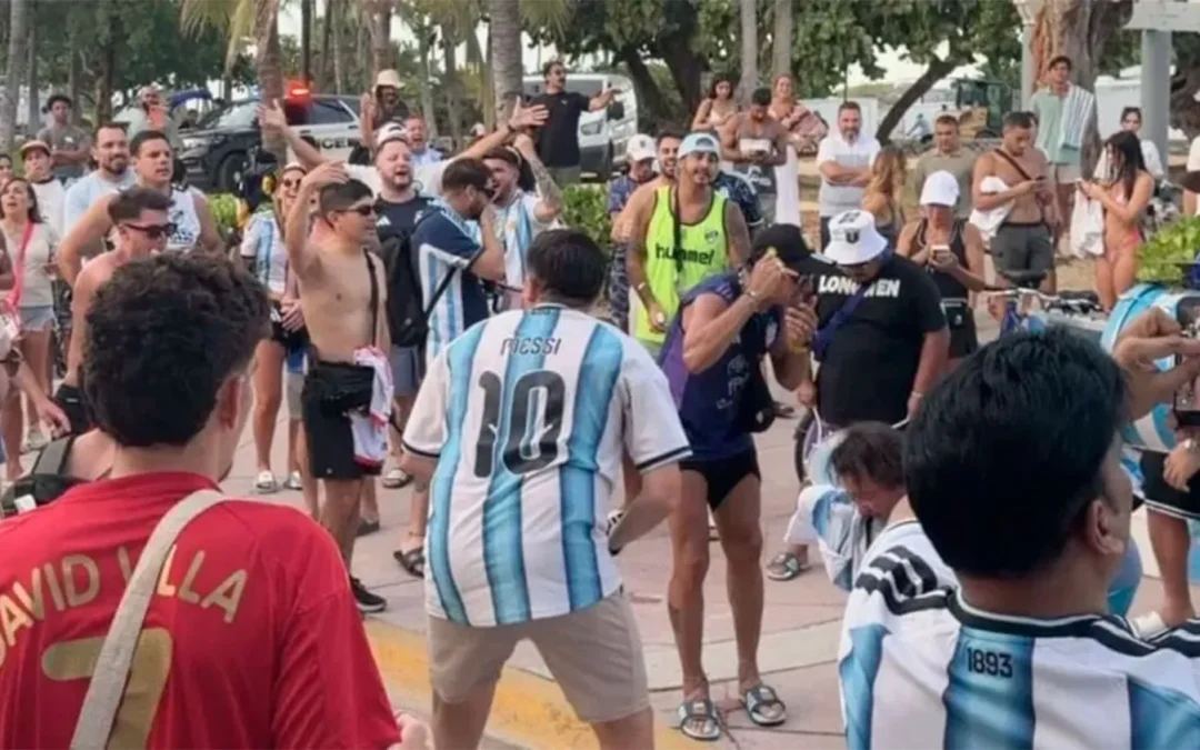 Un multitudinario banderazo tiñó de celeste y blanco las calles de Miami
