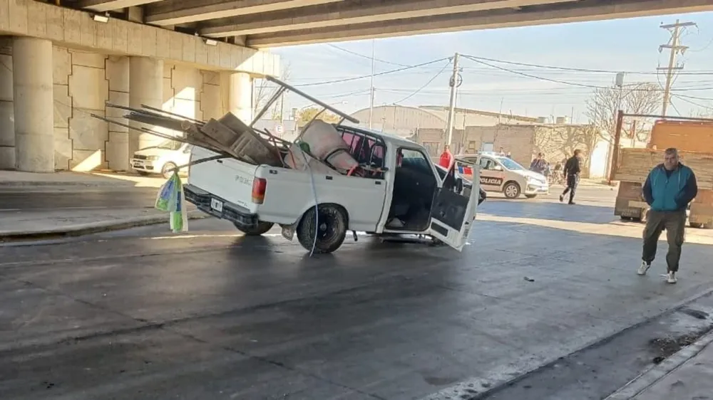 Un choque entre camión y camioneta dejó dos heridos en Chimbas