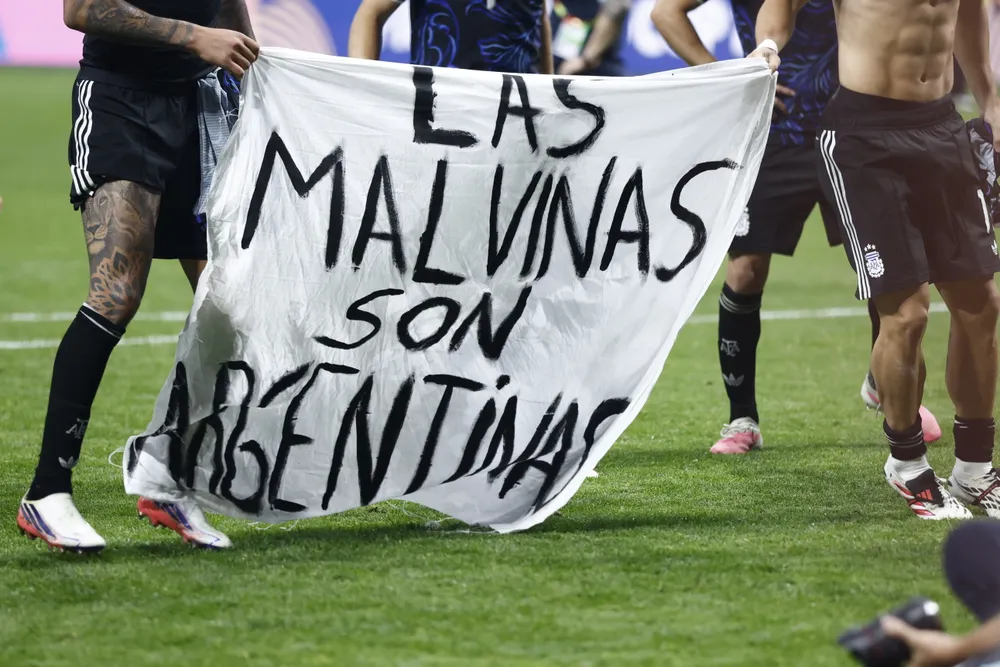 La FIFA podría analizar posibles sanciones tras el festejo de los jugadores con un cartel alusivo a Malvinas
