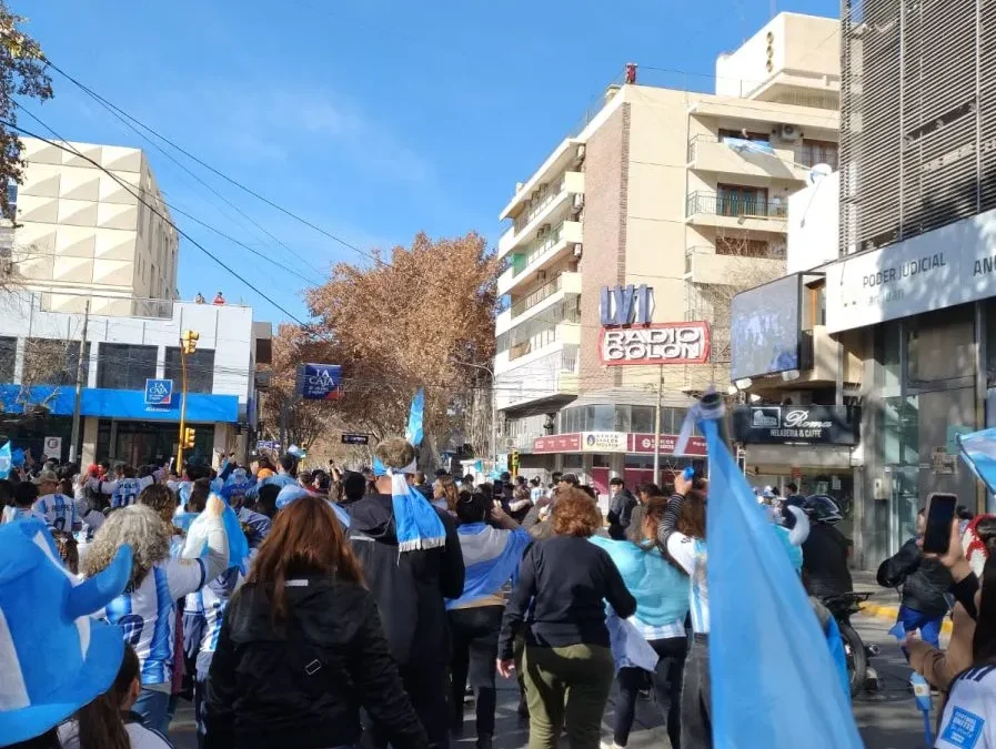 Más de 3.000 sanjuaninos celebraron en la Plaza 25 de Mayo el triunfo de la Selección