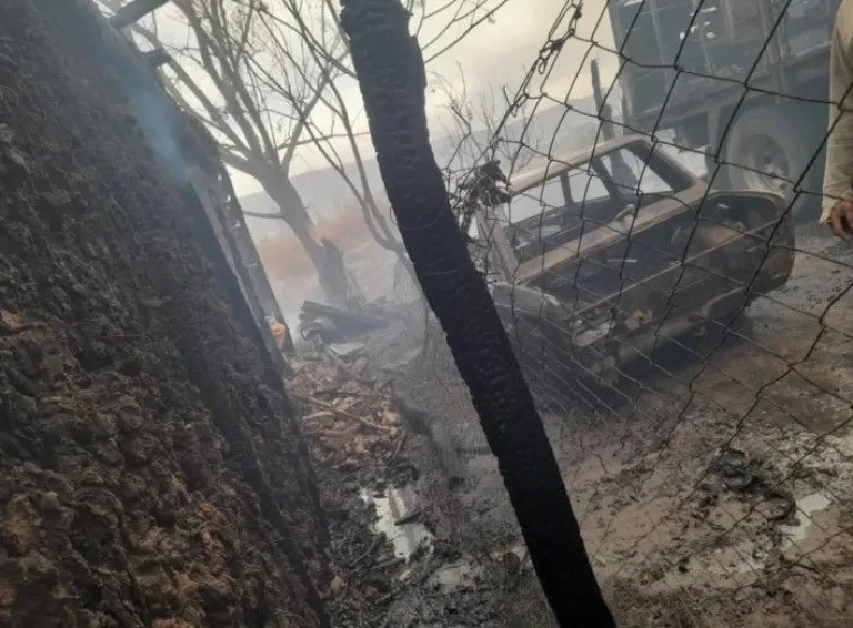 El viento Zonda desató un incendio que arrasó con una vivienda y un taller en Pocito