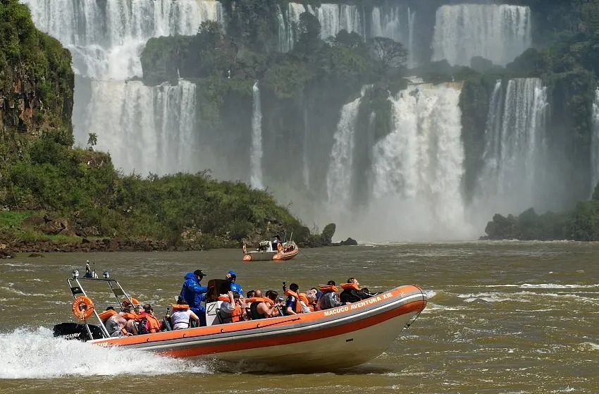 Un turista neerlandés murió tras el vuelco de una embarcación en las Cataratas del Iguazú