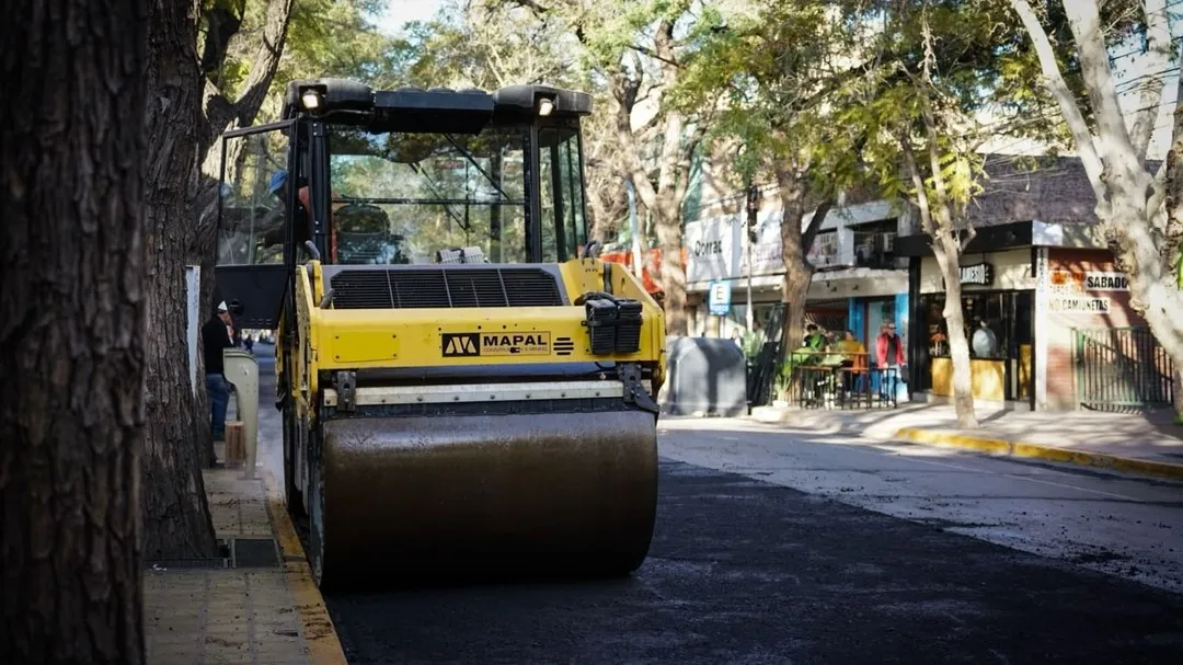Avanza la histórica repavimentación de la calle Laprida en Capital