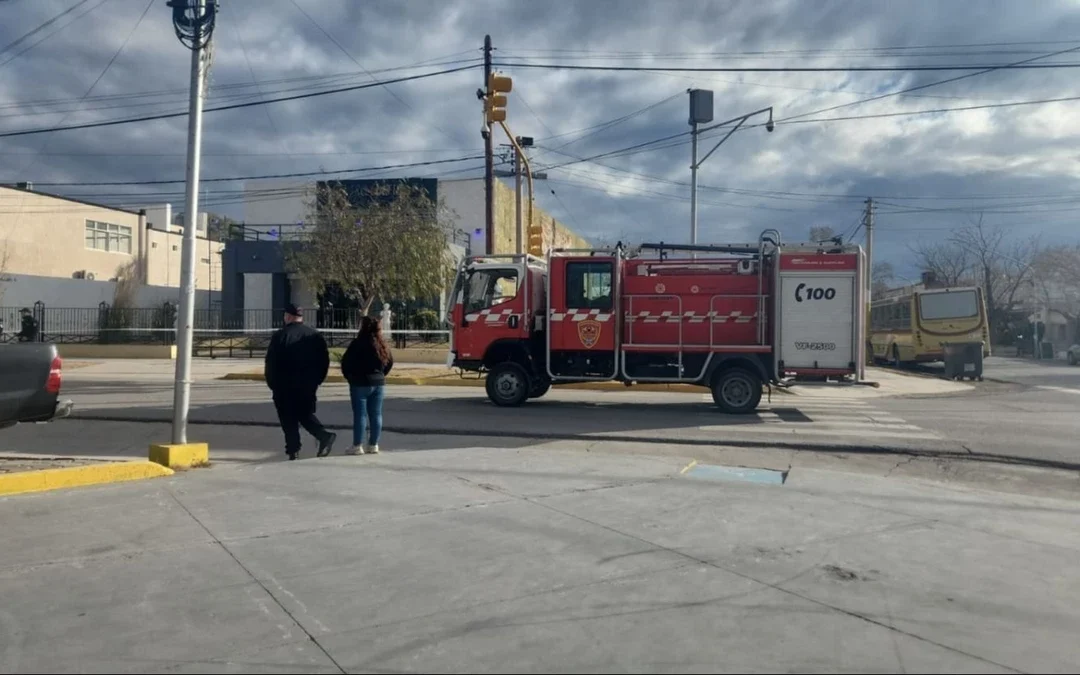 Una amenaza de bomba obligó a evacuar tres edificios públicos en Sarmiento