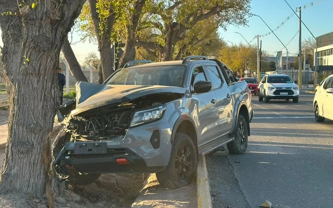 Fuerte choque en Capital: una camioneta terminó contra un árbol y un auto cayó a una cuneta