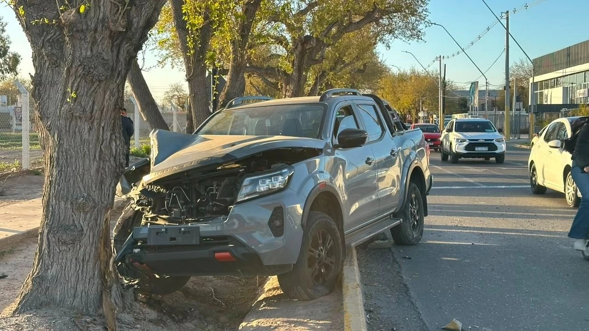 Fuerte choque en Capital: una camioneta terminó contra un árbol y un auto cayó a una cuneta