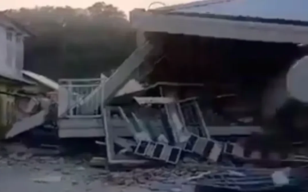 Terremoto de magnitud 7,7 sacudió Indonesia y activó una alerta de tsunami