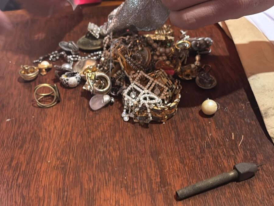 Allanamientos en Chimbas: secuestran dinero, joyas y relojes que estaban enterrados