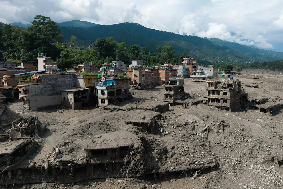 Una repentina crecida devastó un pueblo en la frontera de Nepal con China: 160 muertos y más de 700 desaparecidos