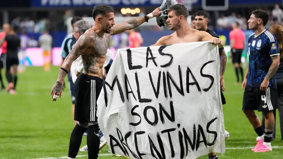 La Selección Argentina recibió una dura sanción por exponer la bandera alusiva a Malvinas en el partido contra Inglaterra