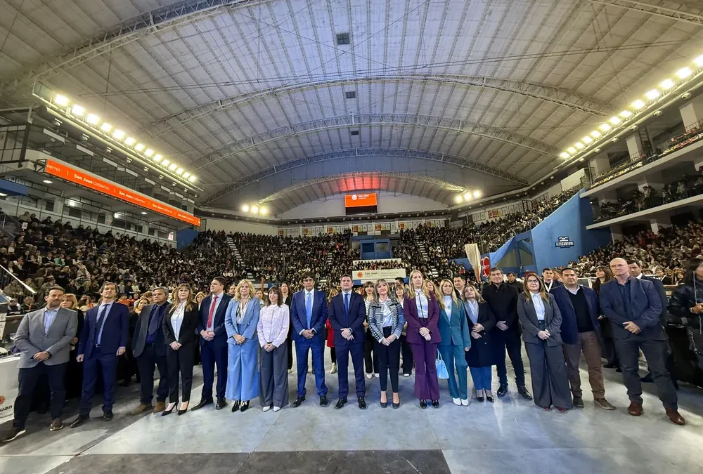 Orrego entregó 3.000 computadoras a docentes y se vienen otras 50.000 para estudiantes secundarios