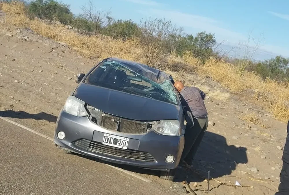 Una docente fue hospitalizada tras volcar por esquivar a un animal en Valle Fértil