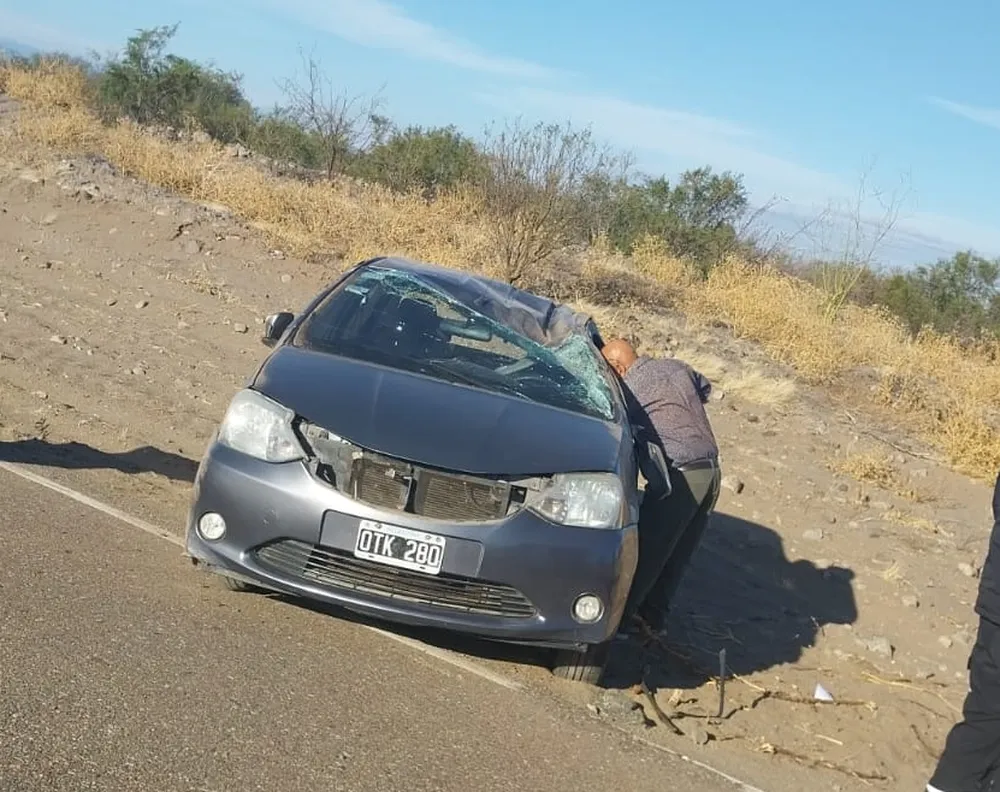 Una docente fue hospitalizada tras volcar por esquivar a un animal en Valle Fértil