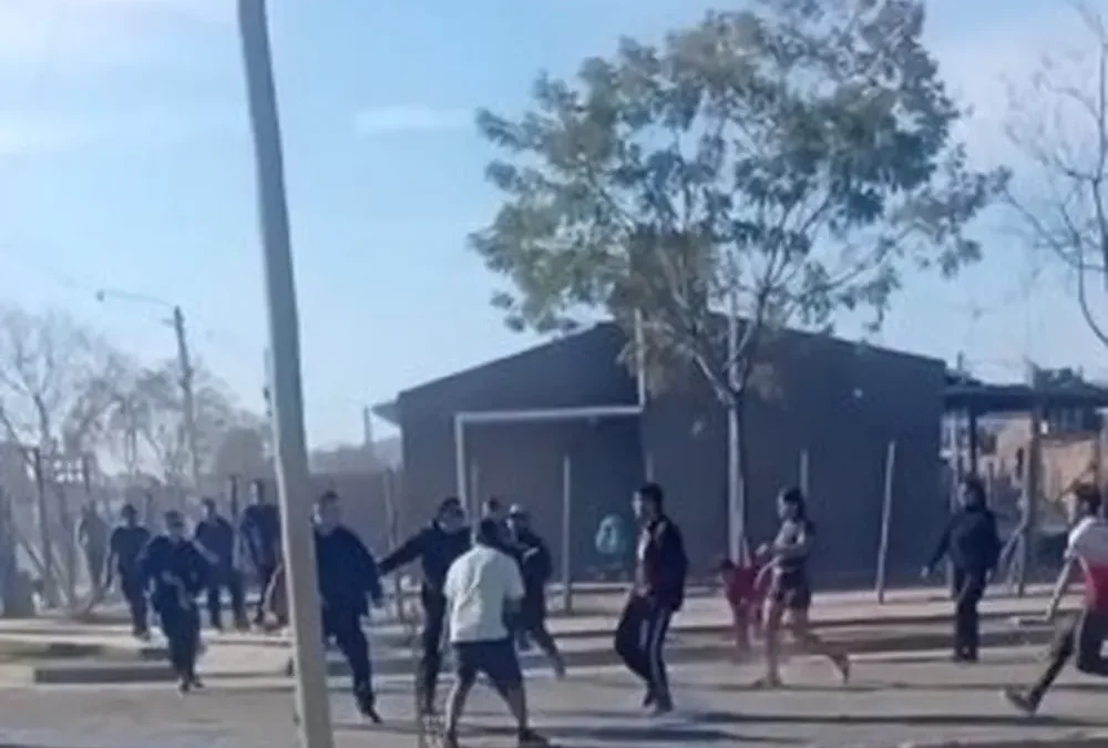 Batalla campal entre vecinos en Caucete: destrozaron un patrullero y tuvo que intervenir el GERAS