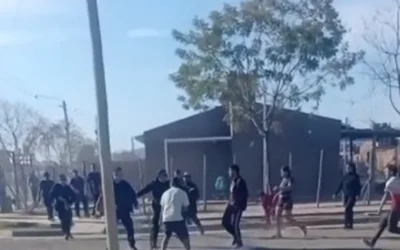 Batalla campal entre vecinos en Caucete: destrozaron un patrullero y tuvo que intervenir el GERAS