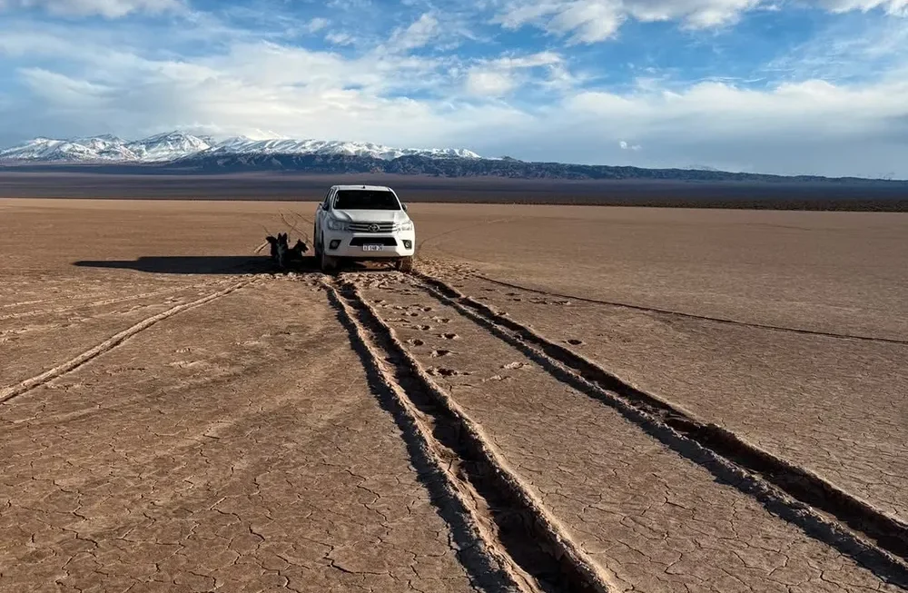 Nuevas imágenes muestran las huellas que dejó la camioneta en la Pampa del Leoncito