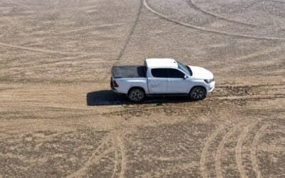 La camioneta atascada en la Pampa del Leoncito podría permanecer allí durante mucho tiempo: cuáles son las dificultades para sacarla