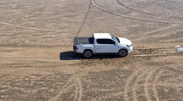 La camioneta atascada en la Pampa del Leoncito podría permanecer allí durante mucho tiempo: cuáles son las dificultades para sacarla