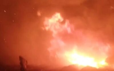 Un incendio en un terreno baldío puso en riesgo viviendas en Albardón durante la madrugada