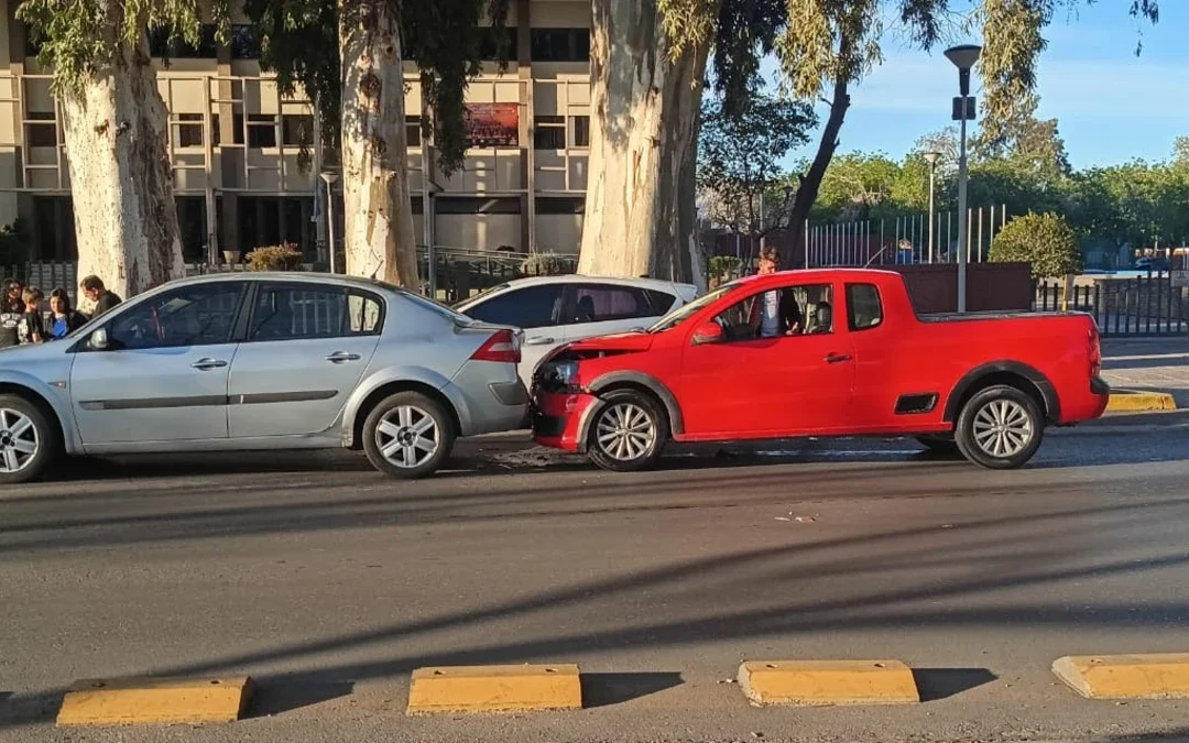 Tres autos protagonizaron un fuerte choque frente al Parque de Mayo