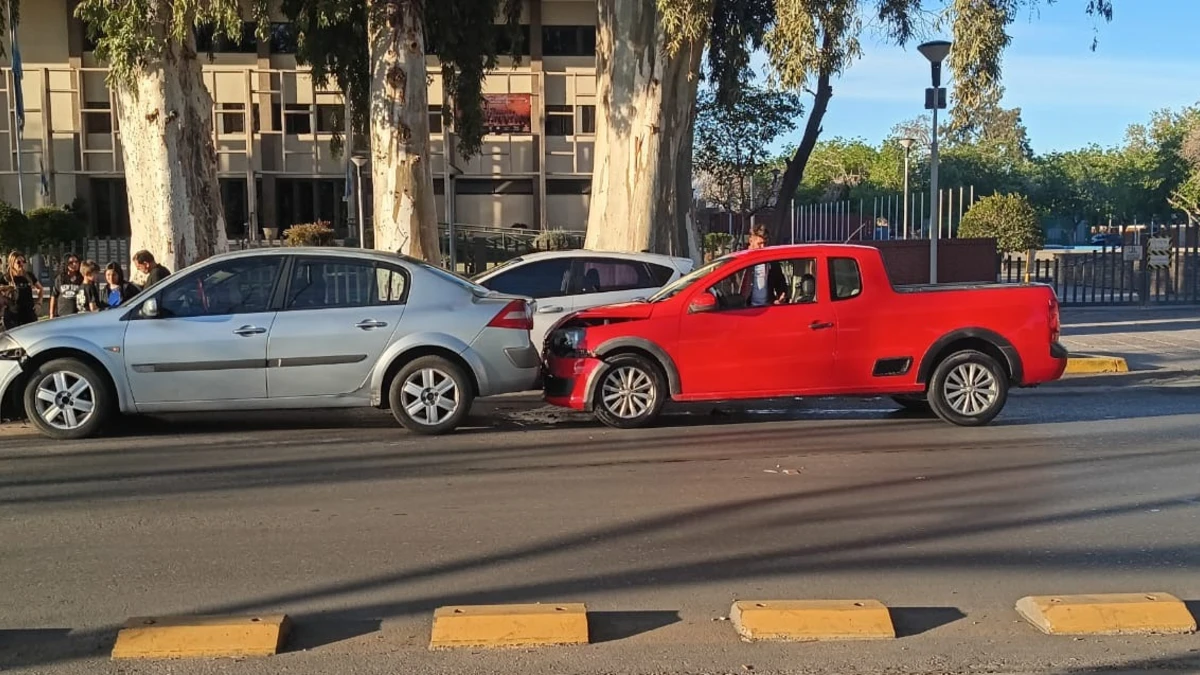 Tres autos protagonizaron un fuerte choque frente al Parque de Mayo